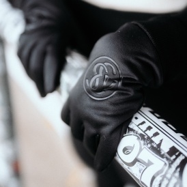 Nahaufnahme vom Handschuhrücken mit Logoprägung