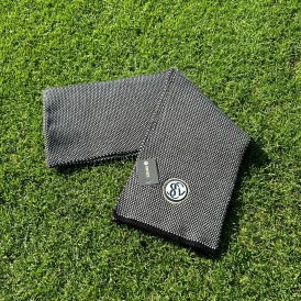 Grau-schwarzer engmaschiger Schal mit SV Elversberg-Logo an den Enden.